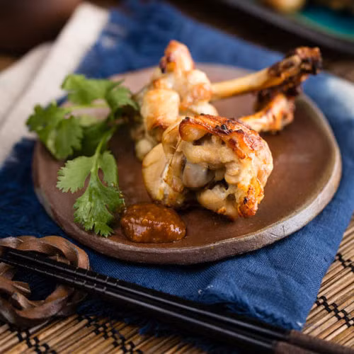 Đùi gà nướng với nước sốt miso. Đùi gà sau khi nướng chín thì pha nước sốt với miso, mirin và nước sốt sriracha. Đây là món ăn tuyệt ngon cho bữa tối lai rai.