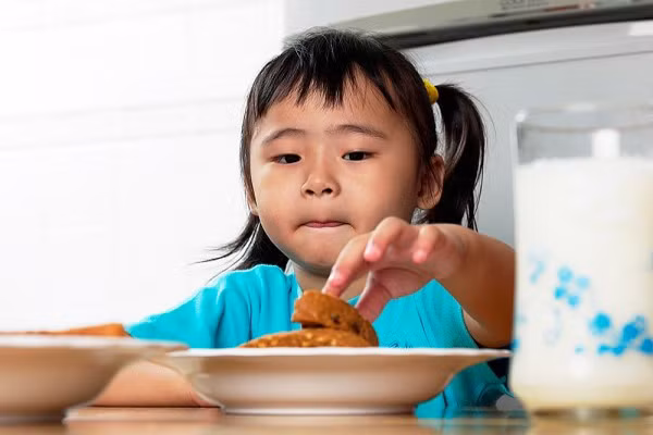 Nên tránh cho trẻ ăn những loại cá như cá kiếm, cá mập, cá ngừ bởi chúng chứa hàm lượng thủy ngân cao và gây nên những ảnh hưởng đến sự phát triển của bộ não cũng như hệ thống các dây thần kinh, dẫn tới ngộ độc.