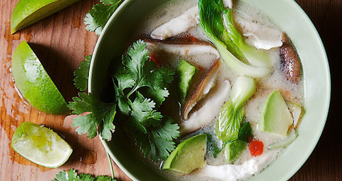 Cho nước dùng gà, gừng, quế, nấm, thịt gà vào nồi, đun sôi rồi để nhỏ lửa, nấu liu riu 15 phút. Sau đó cho ngô bao tử, miso và quả đậu vào, nấu cho sôi trở lại là được.