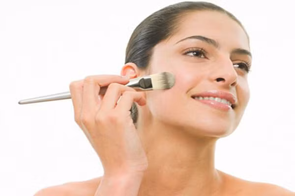 Lưu ý không nên lựa chọn những loại phấn phủ có chứa thành phần ngọc trai bởi thành phần ngọc trai bắt sáng sẽ khiến cho làn da của bạn càng trở nên bóng nhẫy và mụn sẽ nổi rõ.