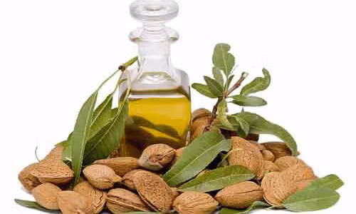 Dầu hạnh nhân. Dùng dầu hạnh nhân chấm lên mi mỗi tối và để qua đêm, sáng dạy rửa mặt như bình thường.