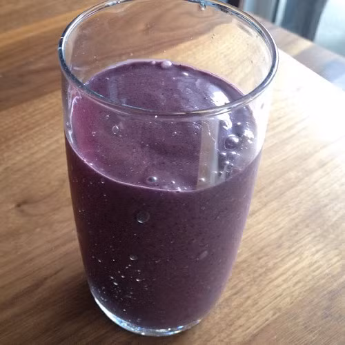 Ly sinh tố. Xay nhuyễn một cốc trái cây với nửa tách sữa và nửa tách sữa chua là bạn có ngay một bữa sáng đủ chất. Bạn có thể chuẩn bị sẵn các loại trái cây vào hộp và cất trong tủ lạnh. Mỗi sáng chỉ cần bỏ ra xay, rất nhanh.