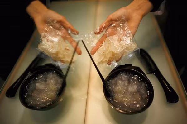 Rất nhiều khách hàng đã bình luận là mặt nạ này không… mùi. Có người còn không tiếc lời ngợi ca tinh dịch bò là "điều kỳ diệu mới nhất cho tóc".