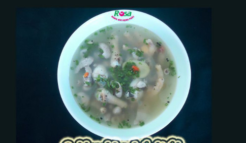 Canh bóng cá nấu thịt ếch. Ếch làm sạch chặt miếng. Thịt nạc và chân gà rửa sạch, thịt thái miếng vừa ăn. Bong bóng cá ngâm nước sôi cho nở, sau đó rửa lại vài lần cắt khúc.