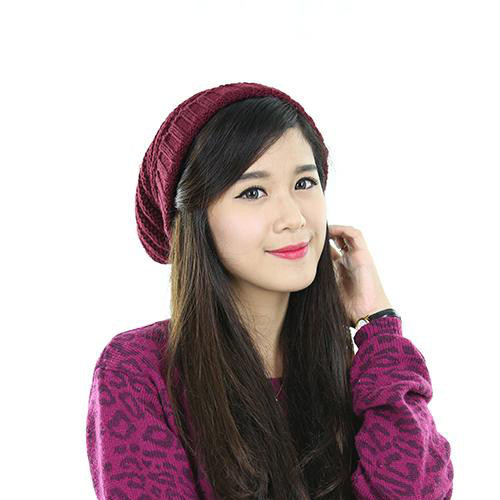 Dùng 2 lọn tóc phía 2 bên trán, lượn sóng nhẹ và kẹp cố định ở phía sau.