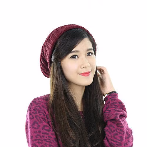 Dùng 2 lọn tóc phía 2 bên trán, lượn sóng nhẹ và kẹp cố định ở phía sau.