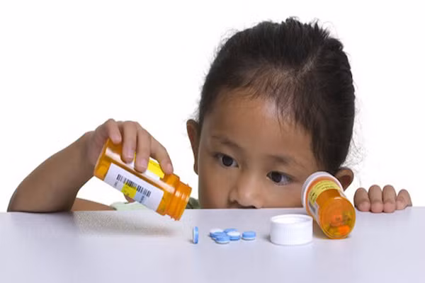 Việc sử dụng thuốc bổ không đúng cách có thể gây ra những tác dụng ngoài mong muốn như làm tăng lượng hormone ở trẻ dẫn đến dậy thì sớm, chán ăn, chướng bụng, buồn nôn, tiêu chảy hoặc táo bón. Một số khác sẽ bị chảy máu cam, khô họng, đau họng, thậm chí béo phì, tăng huyết áp… gây ảnh hưởng đến sự phát triển của trẻ.