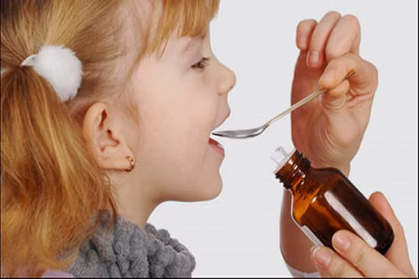 Cha mẹ nên tránh việc nghe truyền miệng rồi tự ý mua thuốc bổ cho con uống. Mỗi trẻ em có thể chất và cơ địa hoàn toàn khác nhau, bởi vậy mà nguyên tắc và phương pháp dùng thuốc ở mỗi trẻ cũng không giống nhau. Việc tự ý cho con uống thuốc bổ có thể sẽ mang lại những hậu quả đáng tiếc.