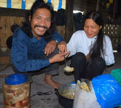 Do đó, khi ủ, mỗi lớp thịt người dân nơi đây lại rải một lớp thính hoặc cơm tẻ rồi gác trên giàn bếp khoảng 7 - 10 ngày. Sau khi hoàn tất, phần thịt có màu hồng rất đẹp, để lâu không bị đổi màu, có thể ăn ngay hoặc chế biến theo sở thích.