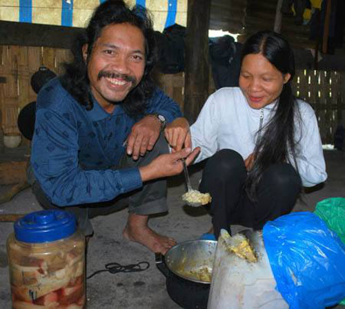 Do đó, khi ủ, mỗi lớp thịt người dân nơi đây lại rải một lớp thính hoặc cơm tẻ rồi gác trên giàn bếp khoảng 7 - 10 ngày. Sau khi hoàn tất, phần thịt có màu hồng rất đẹp, để lâu không bị đổi màu, có thể ăn ngay hoặc chế biến theo sở thích.