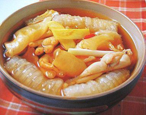 Cho kỷ tủ vào nồi nước dùng gà nấu sôi, nêm nếm ít muối, đường, hạt nêm. Cho chân gà, ếch, thịt heo, bong bóng cá vào nồi, nấu lửa nhỏ đến khi ếch chín, sau đó nêm nếm lại cho vừa ăn.