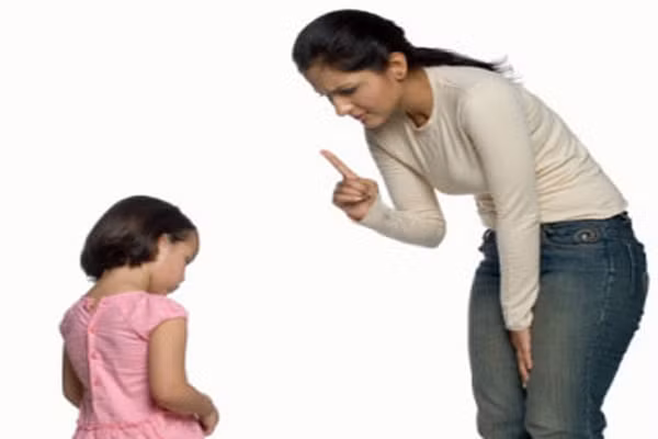 Nhờ đến bác sỹ tâm lý nếu như hành vi của trẻ cứ mãi tiếp diễn. Một bác sỹ tâm lý chuyên nghiệp sẽ xác định được nguyên nhân sâu xa của bé là gì. Điều quan trọng là phải giải quyết tật xấu này càng sớm càng tốt để ngăn chặn những vấn đề tồi tệ hơn.