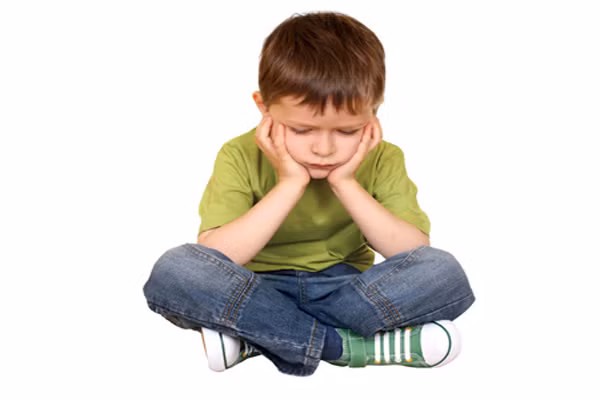 Đặt trọng tâm là sự trung thực. Thường xuyên trò chuyện với bé về sự trung thực để ngăn chặn bệnh nói dối và ăn cắp. Luôn kể cho bé những câu chuyện kết cục có hậu về sự thành thực và đừng tiếc lời khen ngợi mỗi khi bé thành thực khai báo về những hành động xấu.