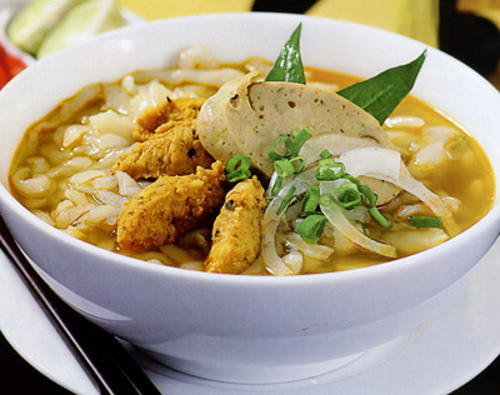 Chả cá thường hấp hay chiên (chiên thơm hơn nhưng hấp lại ngọt). Dù chiên hay hấp, chả luôn có đặc trưng là dai, mềm và ngọt vị cá, càng đậm đà hơn nếu chấm một chút nước mắm ớt tỏi đặc.