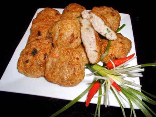 Chả Cá Phan Rang được chế biến từ cá mối và cá nhồng, mang đậm hương vị của biển. Chả cá thể được ăn riêng, hoặc chế biến các món bánh canh, bún chả cá, gỏi chả cá. .