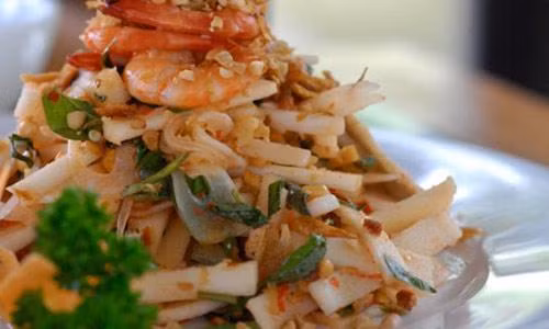 Gỏi củ hũ dừa. Nguyên liệu chính là phần ngọn non của thân cây dừa. Vị giòn của củ hũ dừa kết hợp với vị chua ngọt của nước chấm tạo nét rất đặc trưng của món ăn. Món gỏi này thường dùng làm món khai vị.