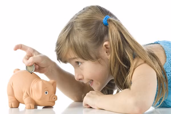 Khi bé nhận được tiền trong các dịp sinh nhật hay lễ tết, cha mẹ nên dạy con chia tiền làm ba phần: Một phần để tiêu ngay, một phần để phòng cho những trường hợp khẩn cấp và một để dành cho những mục tiêu lâu dài hơn. Đó là một thói quen tốt cho các bé có thể quản lý vấn đề tài chính sau này trong cuộc sống.