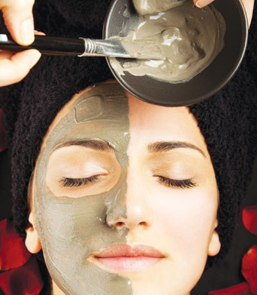 Thoa đất sét lên mặt đợi cho đến lúc khô rồi rửa sạch và thoa kem dưỡng ẩm. Mặt nạ này có tác dụng làm cho các vết trầy xước, mụn trứng cá bớt sưng tấy và đau nhức.
