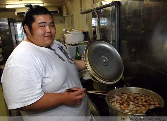 Sau khi ăn xong, các sumo còn phải ăn rất nhiều bánh ngọt và bánh kem tráng miệng khác, và lập tức ngủ ngay sau khi ăn để giữ năng lượng calo trong cơ thể.