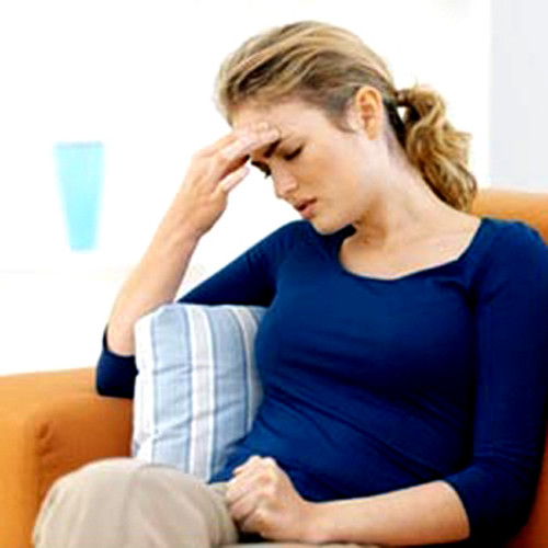 Căng thẳng hoặc lo sợ trước khi đi ngủ. Mẹ không biết rằng, những căng thẳng có thể sẽ đi vào giấc mơ gây nên sự sợ hãi hoặc thức giấc lúc đêm khuya. Nhiều mẹ bầu lại có thói quen xem phim hành động, phim kinh dị khiến tâm trạng mình lo lắng sợ sệt ảnh hưởng đến giấc ngủ ngon.