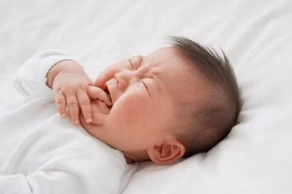 2. Sốt dài hơn 5 ngày. Nếu cho con uống thuốc hạ sốt mà nhiệt độ vẫn không giảm thì có thể đây là dấu hiệu bé bị lây nhiễm quá nặng và cơ thể không thể đối kháng được. Loại vi rút như cảm lạnh hoặc cúm theo mùa có thể kéo dài đến vài ngày, cũng có thể đó là bệnh nhiễm trùng như viêm phổi cần phải điều trị kịp thời.