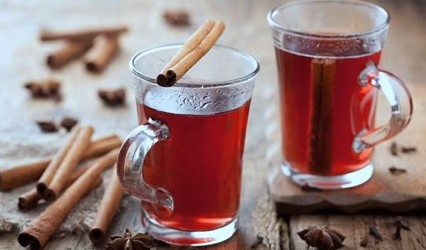 Rượu tích tụ các hợp chất béo gọi là triglycerides và axit béo tự do trong tế bào gan làm tăng sản xuất axit trong dạ dày cũng như tiết tuyến tụy ruột. Tất cả các yếu tố này hoàn toàn có thể gây ra tình trạng đau bụng, buồn nôn trong suốt quá trình uống.