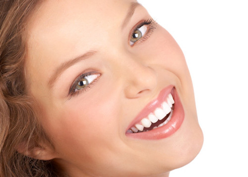 Làm đẹp răng. Thấm bàn chải đánh răng vào nước, sau đó chấm vào bột đất sét, đánh răng thật kỹ và súc miệng thật nhiều. Cách này có tác dụng làm trắng răng, chắc nướu và giúp hơi thở được thơm tho.