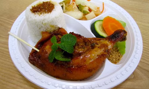 Cơm đùi gà nướng Trần Quốc Hoàn. Một suất cơm gà gồm một đùi gà, một phần cơm canh, rau củ luộc và cải thảo muối chua. Thực đơn còn có khá nhiều món ngon và lạ cuốn hút ngay từ tên gọi như cơm curry gà của Ấn Độ, cơm bò nướng rosemary của Anh, bánh mì hoa phomai, cơm sườn nướng,… và đặc biệt là cơm canh không giới hạn.