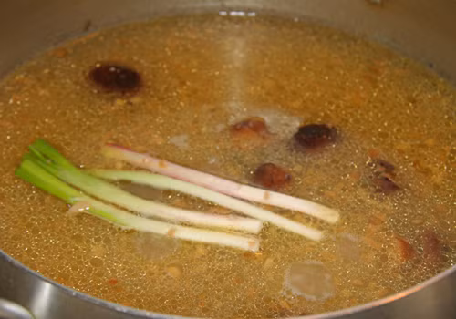 Nước xuýt. Các món ăn nấu với nước xuýt đều rất ngọt. Nấu rau với nước xuýt từ nước gà luộc hay thịt lợn luộc… đều giúp món canh ngon hơn nhiều chỉ nấu mình rau.