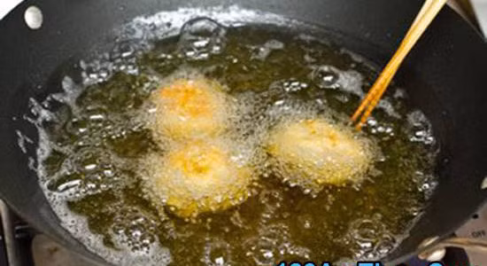 Hơn nữa, chảo xào rộng nên có thể chiên nhiều loại thực phẩm cùng một lúc. Hình dạng lõm của chảo còn giúp tiết kiệm dầu ăn nữa đấy.