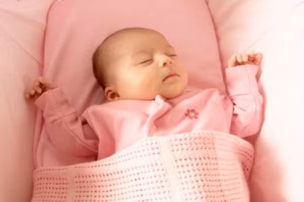 Phương pháp này, hơi ấm của mẹ truyền qua con giúp ổn định nhiệt độ cơ thể trẻ, sự âu yếm của mẹ giúp trẻ an tâm. Hơn nữa, nhịp tim, nhịp thở từ mẹ cũng giúp trẻ ổn định hơi thở và nhịp tim vốn rất dễ rối loạn, thường gây nên những cơn ngừng thở, suy hô hấp.