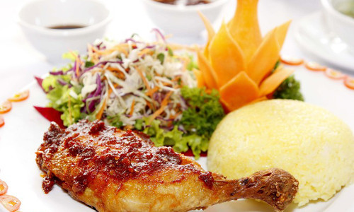 Cơm Gà Online - Tam Trinh. Đây là một quán ăn bình dân, không gian sạch sẽ, thoáng mát, chuyên phục vụ các món ăn, cơm trưa văn phòng chế biến thơm ngon hấp dẫn. Một điểm khác biệt so với các quán cơm gà trên là quán ăn ở đây nhận đặt và giao hàng online. Các suất cơm gà ở đây dao dộng từ 35.000 đến 55.000 đồng.