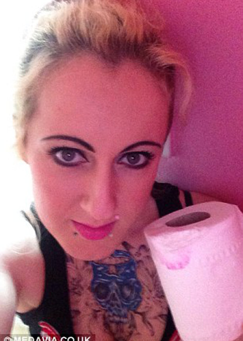 Jade Sylvester bị nghén ăn giấy vệ sinh khi mang thai