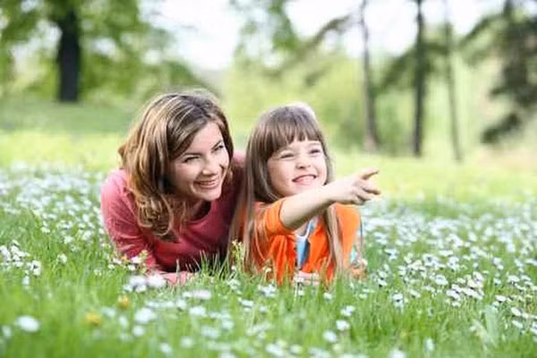 10. Cuộc sống sẽ không luôn bằng phẳng. Rồi sẽ có lúc con phải đối mặt với những thách thức, những thách thức tưởng như rất khó khăn và không thể thực hiện. Con sẽ phải cần đến gia đình, đến niềm tin và sự kiên trì để vượt qua một số điều mà cuộc sống ném vào con. Điều quan trọng là con biết rằng cuộc sống luôn tiếp diễn, lúc thăng lúc trầm và cần phải chuẩn bị để ứng phó với tất cả các tình huống đó.