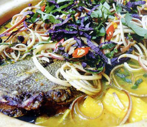 Canh cá hoa chuối. Món canh cá hoa chuối nấu với cá đồng (cá nước ngọt ở vùng quê: cá chép, cá trôi, cá quả...) thì món canh mới thật thơm ngon, đủ vị. Cho đủ gia vị mắm muối vào cà chua, me/sấu và ớt, rồi dầm nhuyễn để tạo nước sốt. Sau đó bỏ cá và và đun om trong nước sốt khoảng 10 đến 15 phút (bỏ thêm nước nếu muốn).