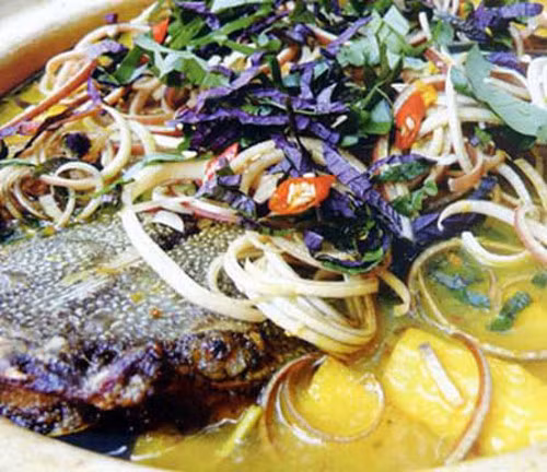 Canh cá hoa chuối. Món canh cá hoa chuối nấu với cá đồng (cá nước ngọt ở vùng quê: cá chép, cá trôi, cá quả...) thì món canh mới thật thơm ngon, đủ vị. Cho đủ gia vị mắm muối vào cà chua, me/sấu và ớt, rồi dầm nhuyễn để tạo nước sốt. Sau đó bỏ cá và và đun om trong nước sốt khoảng 10 đến 15 phút (bỏ thêm nước nếu muốn).