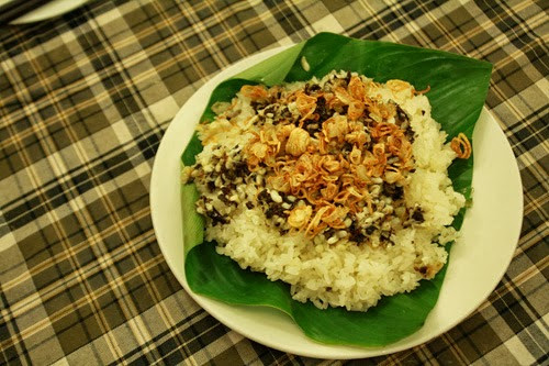 Xôi trứng kiến. Trứng kiến mang về bỏ hết kiến mẹ rồi dùng một chậu nước hơi ấm, đãi nhẹ cho trứng kiến thật sạch. Ráo nước thì ướp với bột canh, hành khô, đổ trứng kiến vào đảo nhẹ tay cho chín tới. Dùng lá chuối ngự hơ chín, gói trứng kiến vào trong.