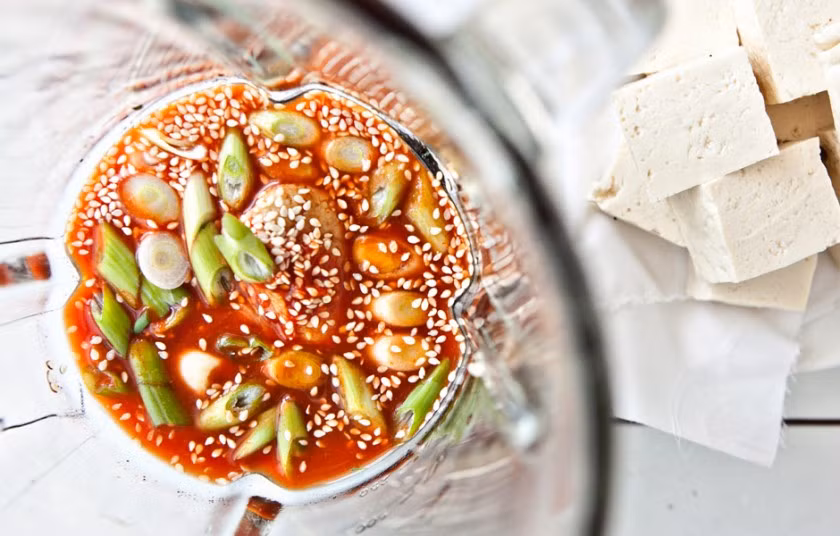 Đậu phụ nướng miso. Món này ăn với cơm rất ngon. Dùng thìa quét Miso lên đậu rồi cho vào nướng đến khi vàng là được.