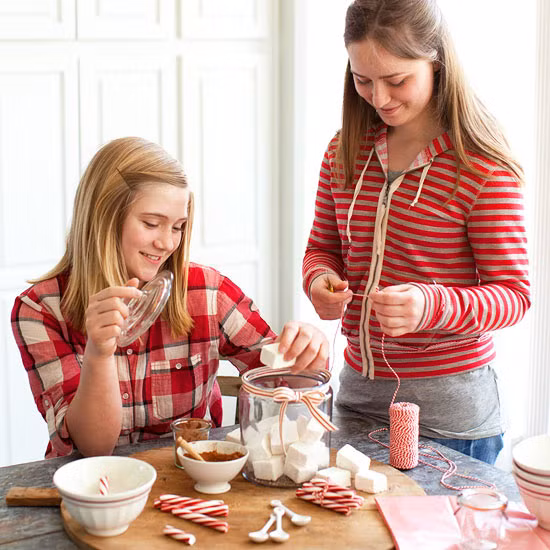 Nhưng ngày nay, món chocolate lỏng đã được thêm thắt rất nhiều: Có loại chocolate nguyên chất đắng và thơm, có loại chocolate sữa hoặc chocolate trắng ngọt lịm, có chocolate thêm chút bột quế hay vị gừng nồng nàn, chocolate cùng lớp whipping cream bông xốp bên trên,…