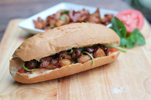 Bánh mì sandwich kẹp thịt gà: Hãy chuẩn bị vài miếng thịt gà từ hôm trước, sáng hôm sau kẹp giữa hai lát bánh mì, rưới một ít sốt và ăn kèm vài miếng dưa chuột và cà chua.