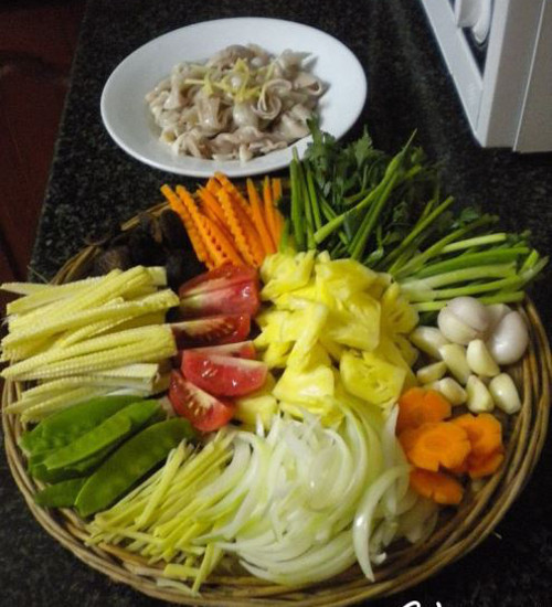 Bóng cá xào rau củ. Món này ăn nóng với cơm hoặc dùng làm món nhậu rất hợp. Bong bóng cá làm sạch rồi ướp với chút hạt nêm, tiêu, nước mắm, gừng thái sợi khoảng 15 phút cho ngấm. Đặt chảo lên bếp cho chút dầu ăn phi thơm hành tỏi rồi cho bong bóng cá đã ướp vào xào cho chín.