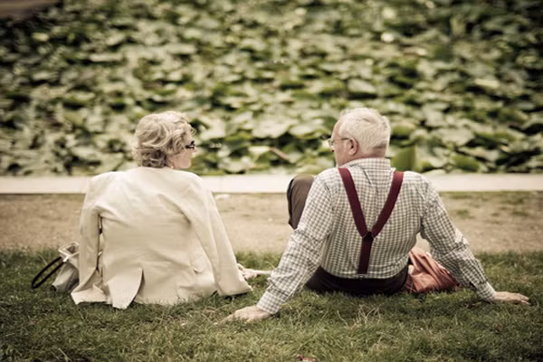 Tình dục. Các vấn đề của tuổi già sẽ gây nên những rắc rối cho quan hệ tình dục và làm cho tình dục ở người cao tuổi khó an toàn. An toàn tình dục ở người cao tuổi không chỉ là phòng ngừa các bệnh lây truyền qua đường tình dục mà còn là an toàn cho sức khỏe. Hãy tìm hiểu những thay đổi vật lý đi kèm với quá trình lão hóa để điều chỉnh sao cho cuộc sống tình dục vẫn tuyệt vời như còn trẻ.