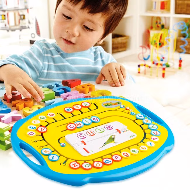 4. Trò chơi ghép chữ. Trò chơi này sẽ tập trung suy nghĩ của bé. Có thể nhóc sẽ xếp vần thành những câu tục ngữ, từ mới tiếng anh hay chỉ đơn giản là những câu nói hàng ngày. Vô hình, bé sẽ tập trung hết khả năng của mình để suy luận, sắp xếp trật tự của từ. Mẹ không còn phải lo lắng vì trẻ nghịch ngợm. Trò chơi này còn giúp ích rất nhiều cho trẻ sắp đến trường.