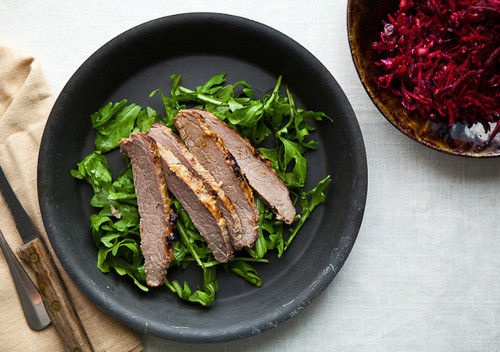 Sườn bò nướng ướp miso. Chỉ cần quết một chút miso bên ngoài sườn bò rồi cho vào vỉ nướng, món ăn sẽ thơm ngon hơn nhiều.