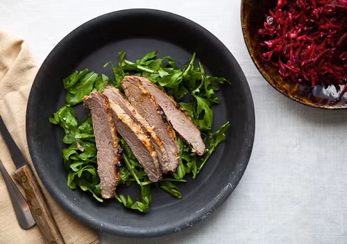 Sườn bò nướng ướp miso. Chỉ cần quết một chút miso bên ngoài sườn bò rồi cho vào vỉ nướng, món ăn sẽ thơm ngon hơn nhiều.