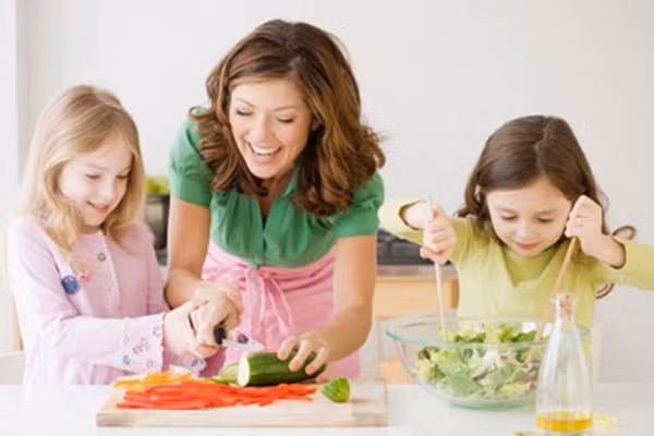 2. Làm thế nào để nấu ăn. Bạn hãy cho bé cơ hội chuẩn bị những bữa ăn nhỏ như bánh mì, trứng, salad, rau. Bé sẽ rất thích nấu ăn và thực hiện các kỹ năng sống này.