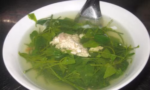 Khi không có thịt cá, chỉ rau sắng nấu suông thôi cũng đủ ngọt ngon lắm rồi. Đặc biệt, với những người sành ăn, khi nấu suông như vậy mới cảm nhận được hết hương vị của rau sắng. Bát canh xanh ngắt thơm mát lành.