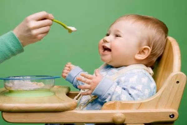 Mẹ chỉ nên cho bé tập làm quen với ngũ cốc vào tháng thứ Sáu, hệ tiêu hóa của trẻ bắt đầu hoàn thiện, tiêu hóa được tinh bột. Từ 6 - 24 tháng: Bé chưa mọc răng hàm nên cần ăn mềm, bé thường ăn bột, cháo nên loại ngũ cốc trong giai đoạn này chủ yếu là gạo nấu cháo hoặc gạo xay thành bột ăn dặm.