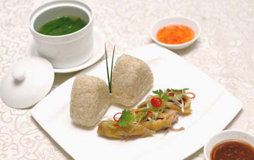 Cơm gà Singapore chỉ cần nhìn thôi đã thấy “đẳng cấp” và… đắt đỏ rồi. Mỗi suất trình bày rất đẹp mắt, nghệ thuật, chỉ gồm 2 “viên” cơm hình tam giác, một phần thịt gà đã và một bát canh rau theo mùa. Trông “hẻo” vậy song nó cũng có giá 95.000 đồng/suất.