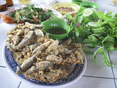 Cá linh tươi cho vào bột trộn với lòng đỏ trứng chiên giòn. Người miền tây thường cuộn cá với cải bẹ xanh, xà lách, tía tô, rau húng, nước mắn đâm tỏi cùng ớt và chanh có vị chua chua, ngọt ngọt.